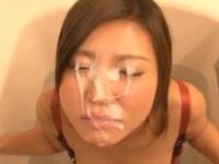 お風呂でフェラ抜き大量顔射！仁王立ちローリングフェラですぐ発射、かわいい顔が精子まみれ