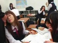 いつでも顔射！突然現れるシコシコ男に少し上を向いてぶっかけられ体勢に入る女の子たち