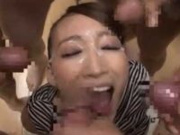 フェラチオ中女優に同時ぶっかけを提案「やりたいっ！」喜んで精子を待つと5人一斉顔射