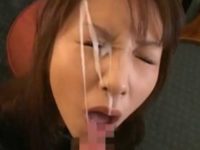 顔の前でシコシコしてる亀頭をペロペロ！ものすごい大量顔射に目をギュッと閉じて耐える