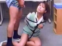 片乳出して拘束されぶっかけられる制服OL！精子から逃げようとしても逆から次のぶっかけ