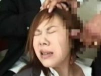 嫌がる女にぶっかけ顔射！お口を閉じて抵抗すると鼻をつまんで「ほらっ！」口内発射