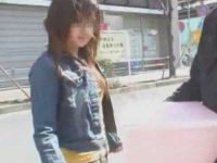 箱の中身を見て「おちんちんが入ってますねぇ」驚かない子のソフトな逆手コキで発射
