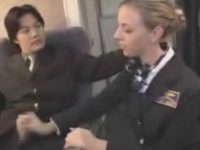 センズリ客に驚く外人スチュワーデス！お願いされるとツバ着けて見つめながら手コキ