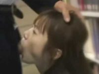 声が出せない状況で痴漢！図書館で手マンされ喘ぐとシーッ…チ〇ポで口を塞がれる