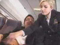 機内でセンズリする客をこっそり手コキ！ツバをつけてガシガシ逆手でシゴく外人CA