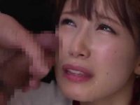 体操服姿でチ〇ポに囲まれ無理やりフェラ「かけてやるよ！」涙目で嫌がっても顔射