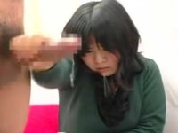 手コキもフェラもただがむしゃらに動かす素人娘！痛そうな高速手コキで何とか発射