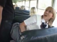 バスでチ〇ポにお尻を押しつけ微笑むキュートな外人！おま〇こイジりながらフェラ抜き