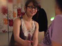 白石茉莉奈 手コキ抜き2連発！見つめながらする母と性処理する先生の癒しシコシコ