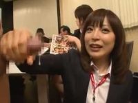 会議中にパンツ脱がせてお尻ぱっくり「無理ですよ..」チ〇ポを握らせて手コキ発射