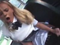 バスで勃起チ〇ポに微笑む金髪美少女！可愛くても外国人らしく口を開けて激しくシゴく