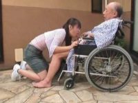 夢中でフェラチオする可愛い姪の小さいお口に発射「おじいちゃん..にがいっ！」【小日向しおり】