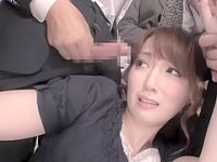 ぶっかけ集団バス痴漢！美人OLをしゃがませて勃起チ〇ポで囲みイラマチオ連続大量顔射