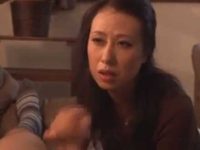義母の高速手コキで発射！一発抜かれると我慢できず妻にバレないようにハメて大量顔射