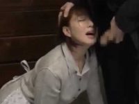 美人妻に無理やり口内発射！抵抗されるとうるさいお口をチ〇ポで塞いでイラマチオ