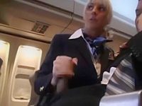 機内でこっそり手コキ！他の乗客にバレないようにそっと握って高速でシゴく外国人CA