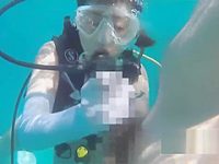 水中手コキ発射！酸素ボンベを装着しながら高速でシゴくと海中でふわふわ揺れ動く精子