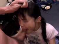 苦しそうなイラマチオ！おま〇こをイジるとお漏らししちゃう娘の喉奥にいきなり発射