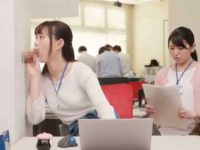 会議中にフェラチオ！壁から出てきたチ〇ポを真面目に会話しながら抜いちゃう美女OL