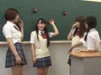 友達と会話しながら手コキ！壁から飛び出してるチ〇ポをシゴいて抜きまくる女子たち