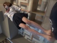 情け容赦ないJK生足踏み舐めさせ責め