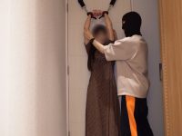 マスクでは隠し切れない美貌の美女をくすぐり責め