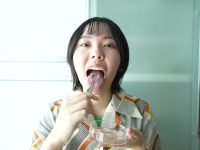 【個人撮影】加護まりの舌ブラシで「汚舌苔」採取